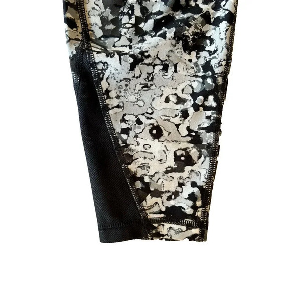 Under Armor Women's Size Medium Cropped Leggings Logo Running Gym Workout Mesh - Picture 7 of 7